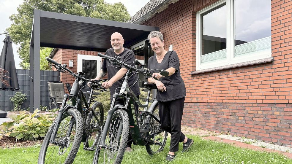 Heiko und Natasya Kamien machen zurzeit Urlaub in Rorichum. Das Foto zeigt sie mit ihren E-Bikes vor der Ferienwohnung. Foto: Karin Lüppen