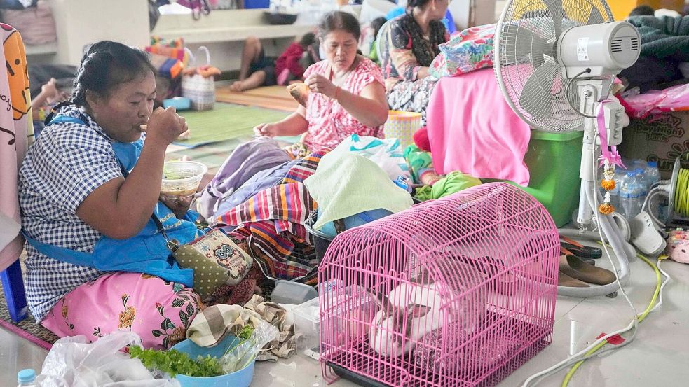 Viele Vertriebene haben ihr Hab und Gut samt Haustieren in Sicherheit gebracht. Foto: Sakchai Lalit/AP/dpa