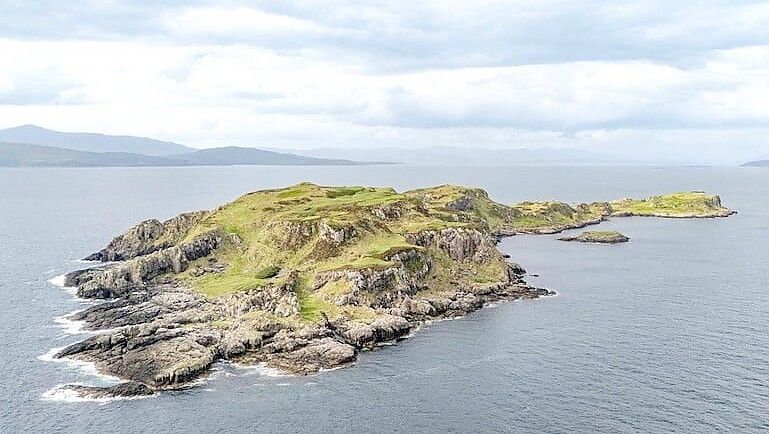 Schottische Insel steht zum Verkauf. Sie ist rund 90 Hektar groß. Foto: Savills