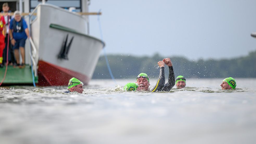 Die fünf Schwimmer freuten sich über den geglückten Rekordversuch. Sie haben die „Bad Zwischenahn“ von der Weißen Flotte über 402 Meter weit gezogen. Fotos: Izabela Mittwollen/dpa