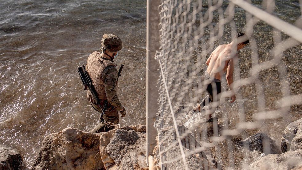 Die Grenze zwischen Marokko und der spanischen Enklave Ceuta ist streng bewacht. Immer wieder versuchen Menschen über diese in die EU zu gelangen. Foto: IMAGO/Agencia EFE
