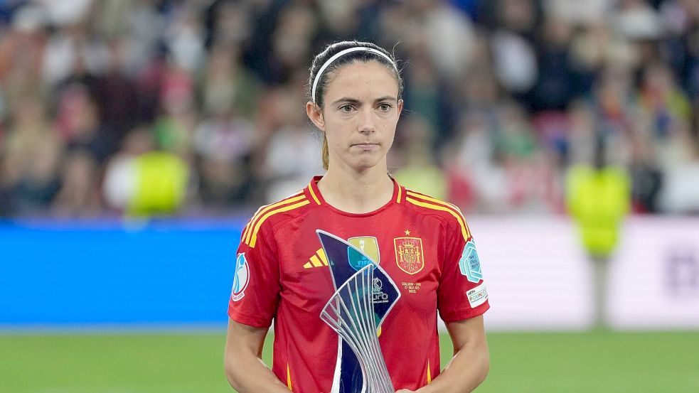 Kein Trost für Aitana Bonmatí: Auszeichnung als beste Spielerin des Turniers. Foto: Martin Meissner/AP/dpa