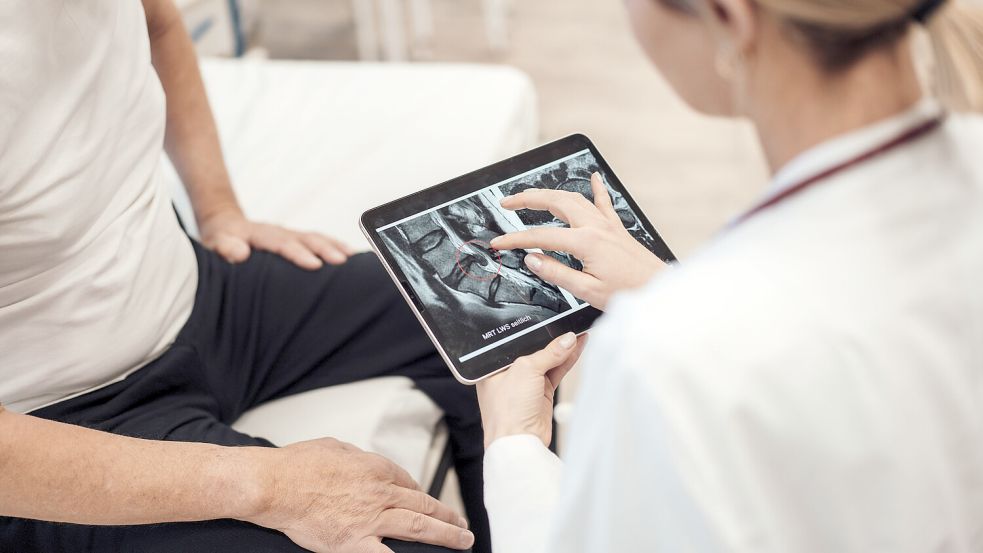 Digitale Zweitmeinung: Unter anderem bei der Analyse von Röntgenbildern oder Testergebnissen wird KI-Anwendungen großes Potenzial zugeschrieben. Foto: imago/Westend61