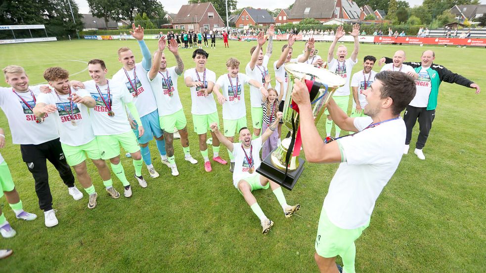 Kapitän Tim Schouwer leitete die großen Firreler Feierlichkeiten ein. Fotos: Jens Doden/Emden