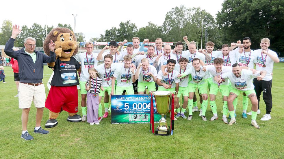 Groß war der Jubel bei GW Firrel nach dem vierten Titel im Ostfriesland-Cup.