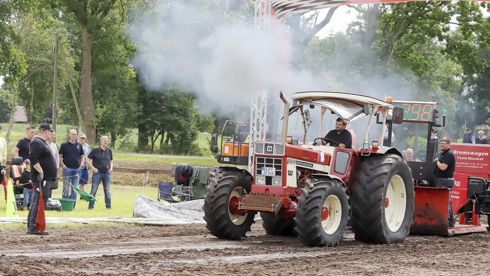 Es qualmte mächtig, als Jan Phillip Krone mit seinem ICH 946 Gas gab. Foto: Hans Passmann