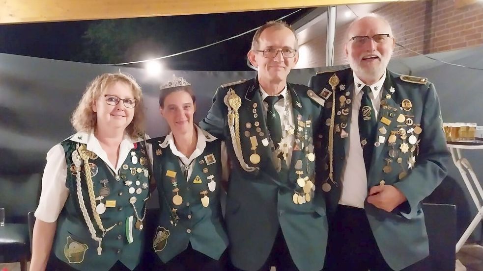 Das neue Kamper Königshaus (von links): Edeltraud Eilers, Dajana Niemeyer, König Uwe Niemeyer und Bernhard Eilers. Foto: Hans Passmann