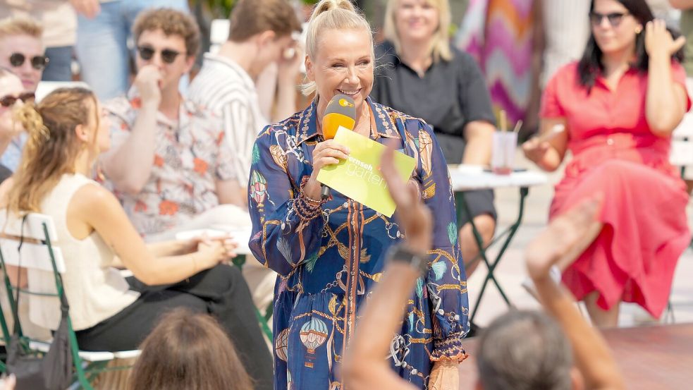 Andrea Kiewel moderiert seit 25 Jahren den ZDF-„Fernsehgarten“. Foto: IMAGO/BOBO