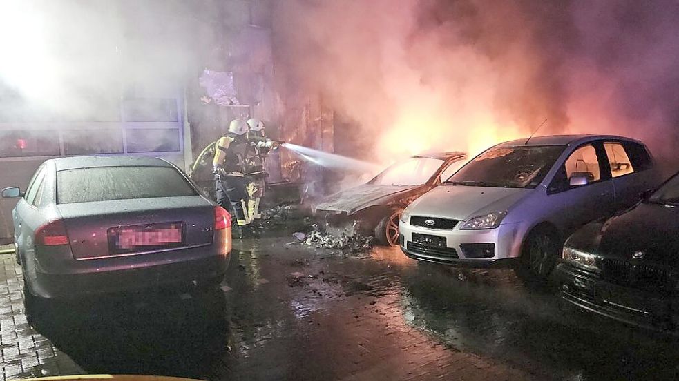 Die Feuerwehr löschte die Autos. Foto: Lichtfuß/Freiwillige Feuerwehr Cloppenburg