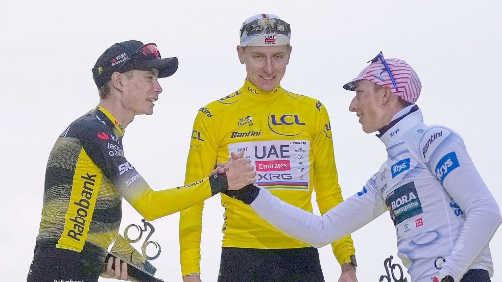 Die drei besten Radprofis bei der Tour de France 2025: Tadej Pogacar (M), Jonas Vingegaard (l) und Florian Lipowitz. Foto: Mosa’ab Elshamy/AP/dpa