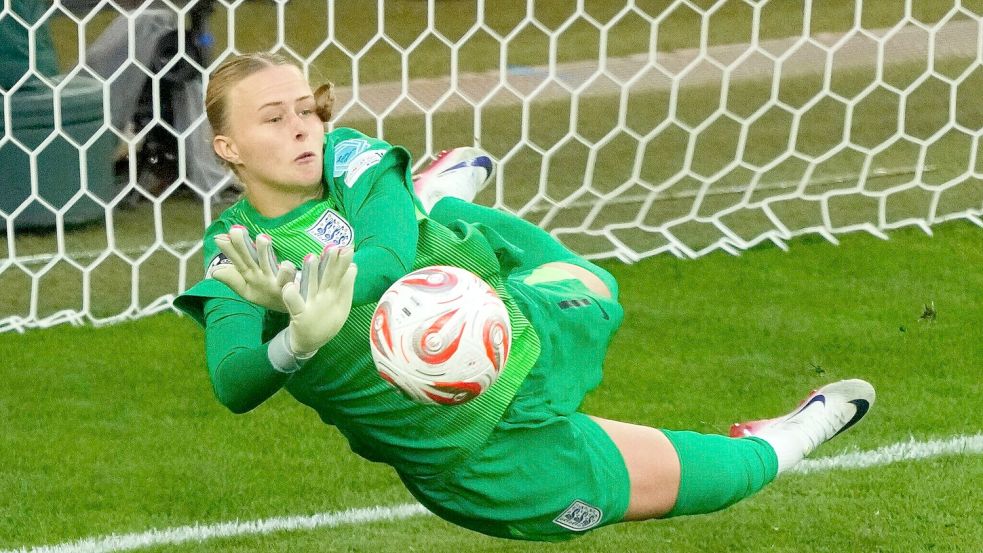Elfmeterkillerin: Hannah Hampton. Foto: Michael Probst/AP/dpa