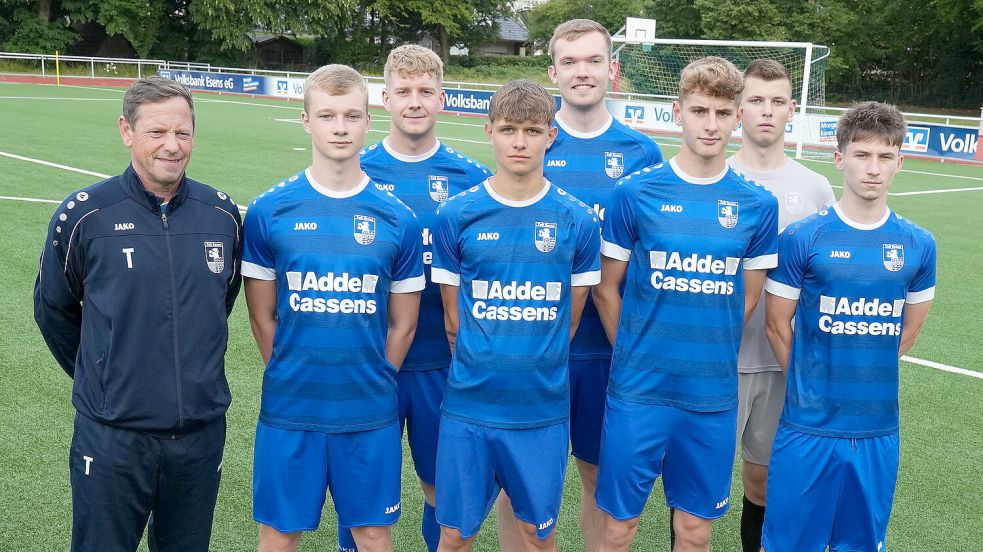 Trainer Ralf Backhaus (links) mit seinen Neuzugängen (von links) Renke Peters, Leon Wübbenhorst, Sönke Kroon, Jasper Til, Jan Sabath, Jonas Dieken und Justin Dombrovski. Foto: Heiner Steenhoff