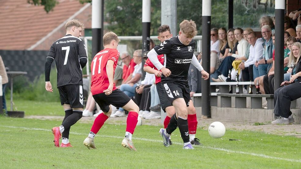 Endlich rollt der Ball wieder. Den Zuschauern wurde in Flachsmeer einiges geboten. Am Ende verlor der Gastgeber (schwarze Trikots) mit 3:5 gegen Lammertsfehn. Fotos: Lohmann