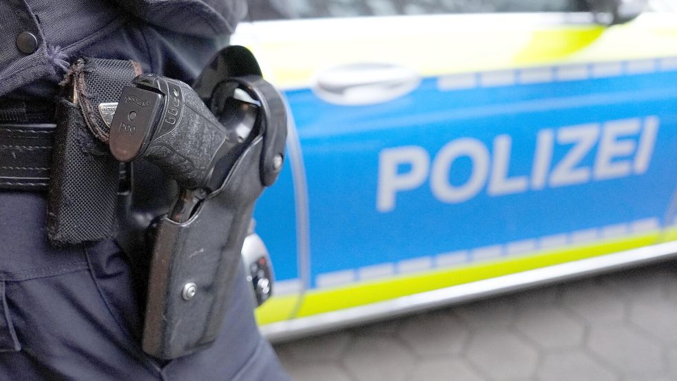 Nach einer Auseinandersetzung zwischen Fans des HSVs und des 1. FC Kölns durchsucht die Polizei mehrere Wohnungen. Foto: dpa/Marcus Brandt