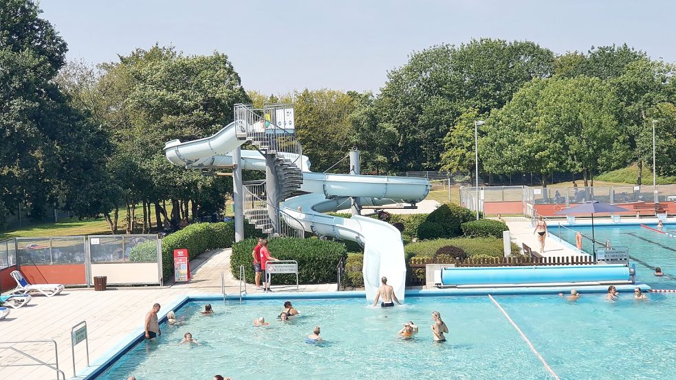 Unter anderem gibt es eine Rutsche im Friesenbad in Weener. Foto: Tatjana Gettkowski/Archiv