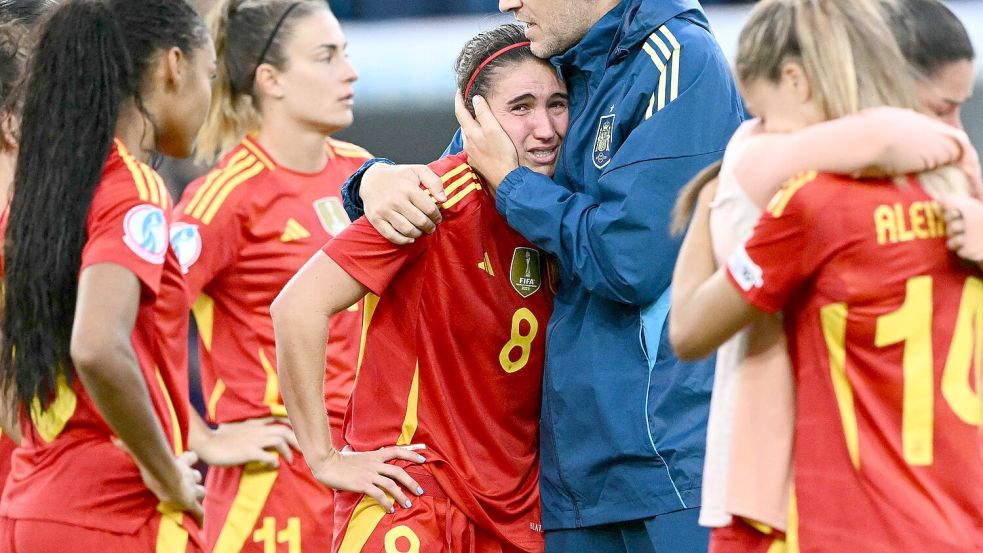 Trost für Mittelfeldspielerin Mariona Caldentey nach dem verschossenen Elfmeter. Wieso verschossen so viele bei der EM? Foto: AFP/SEBASTIEN BOZON