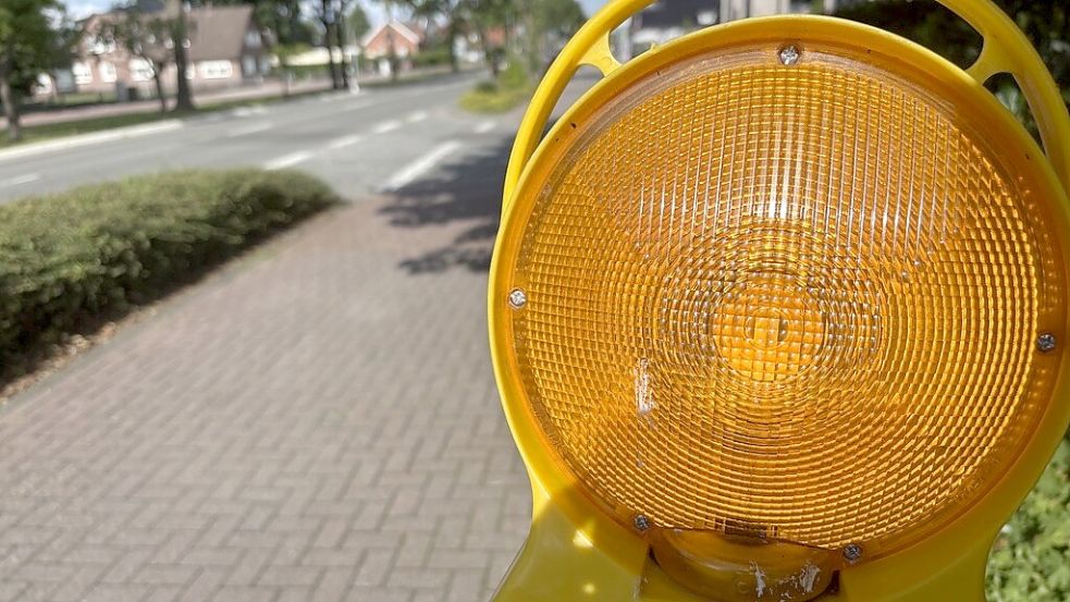 Die Hauptstraße in Ostrhauderfehn soll saniert werden. Eine Absperrbake steht schon dort, hat aber nichts mit der Baustelle zu tun. Foto: Dirk Hellmers
