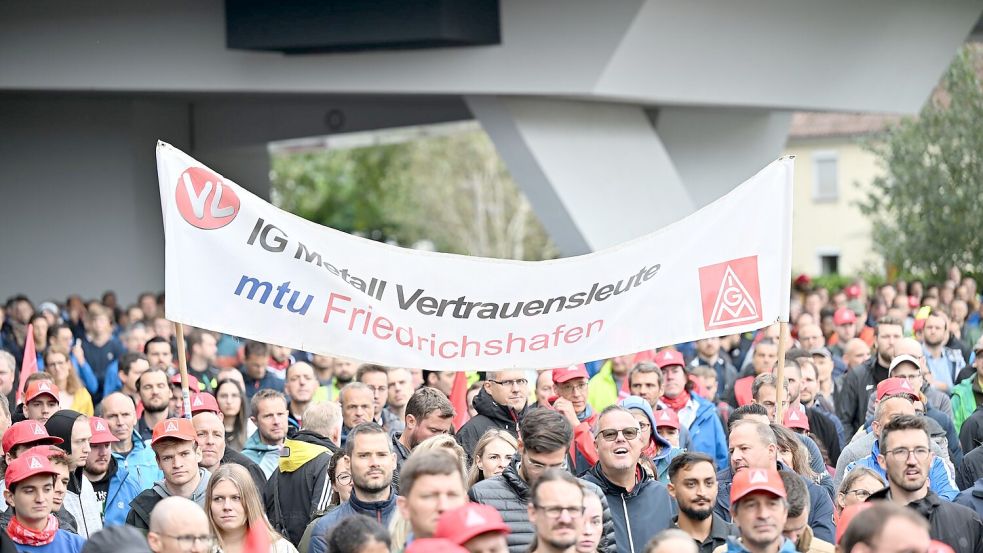 Bereits im vergangenen Jahr waren viele Beschäftigte gegen einen geplanten Stellenabbau auf die Straße gegangen. (Archivbild) Foto: Felix Kästle/dpa