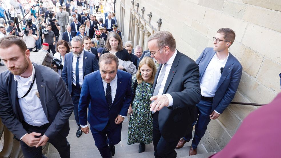 Verteidigungsminister Boris Pistorius und sein französischer Amtskollege Sébastien Lecornu treffen sich im Rathaus in Osnabrück. Foto: Michael Gründel