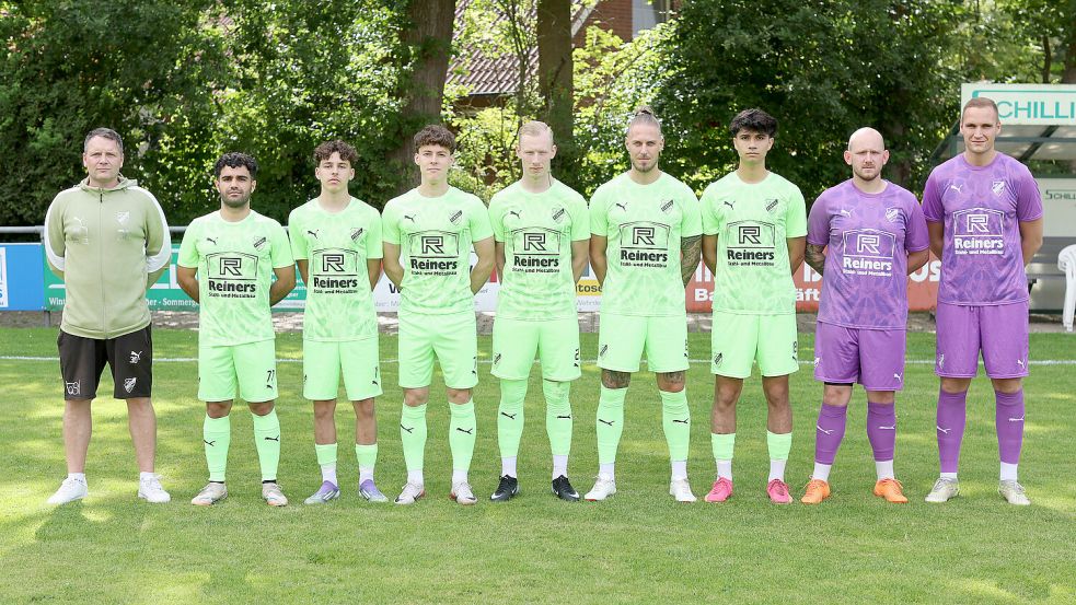 Firrels Trainer Bernd Grotlüschen (links) freut sich über die Zugänge (ab Zweiter von links) Mishel Hanna, Oleg Schibelbein, Joost-Bernd Diekmann, Oliver Grünefeld, Bastian Schaffer, Arif Özsimsek, Pascal Hötzel und Felix Bohe. Foto: Jens Doden, Emden