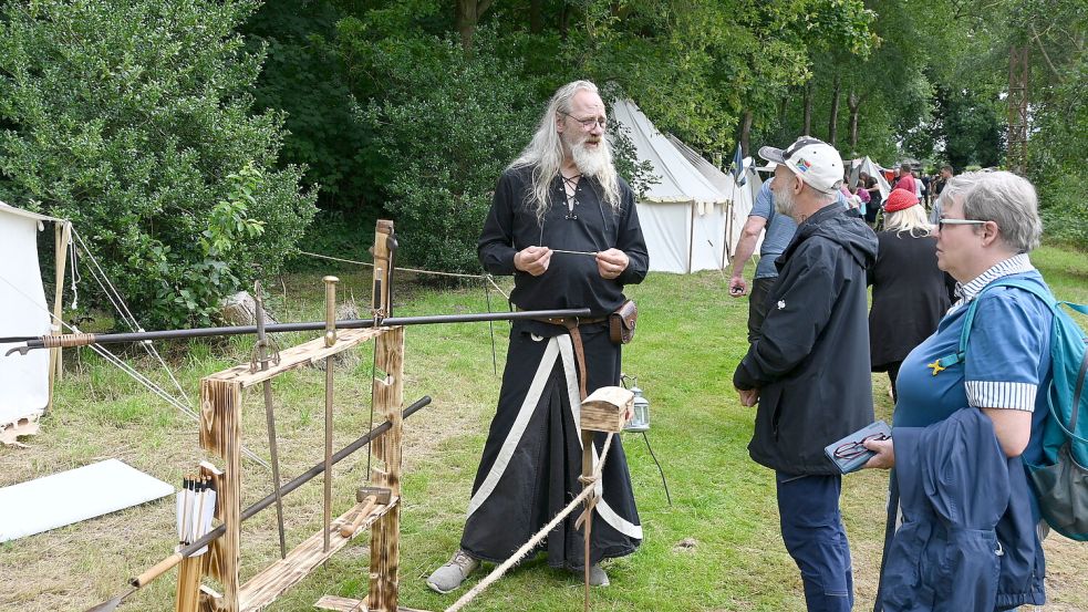 An diesem Stand erhielten die Besucher Informationen zum Blasrohrschießen in früherer Zeit. Foto: Holger Weers