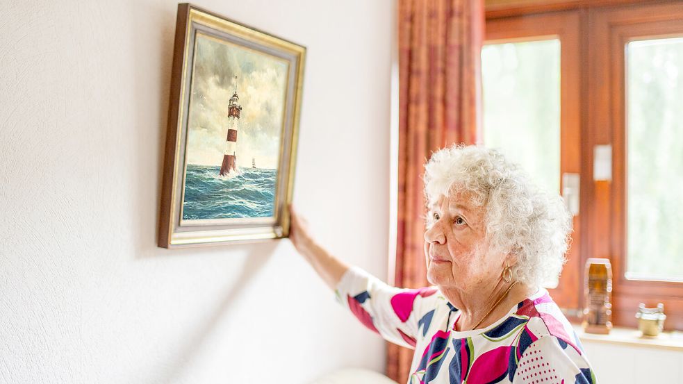 Renate Beese hat ein Bild anfertigen lassen, dass an ihren früh verstorbenen Vater erinnert. Es zeigt den Leuchtturm „Roter Sand“. Foto: Radoslaw Polgesek