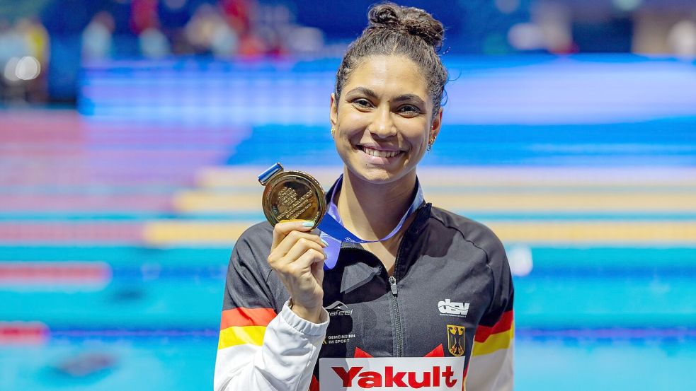 Da ist das Ding: Elendt präsentiert stolz die Goldmedaille. Foto: Jo Kleindl/dpa