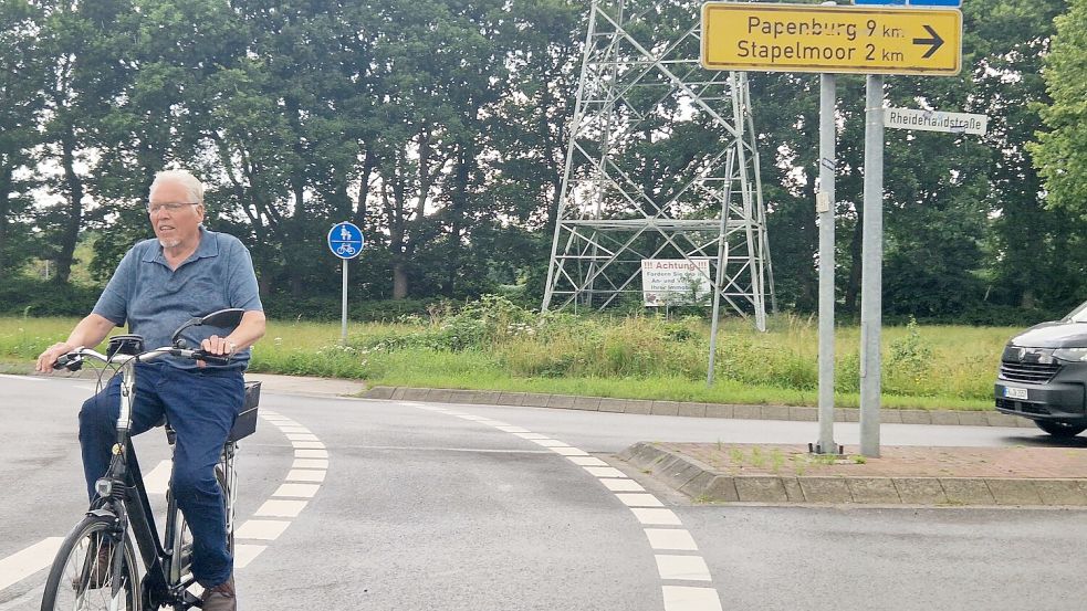 Bernhard Siemons fordert auch für den Kreisverkehr in Stapelmoorerheide eine Beschilderung, die für mehr Sicherheit der Fahrradfahrer sorgt. Foto: Tatjana Gettkowski