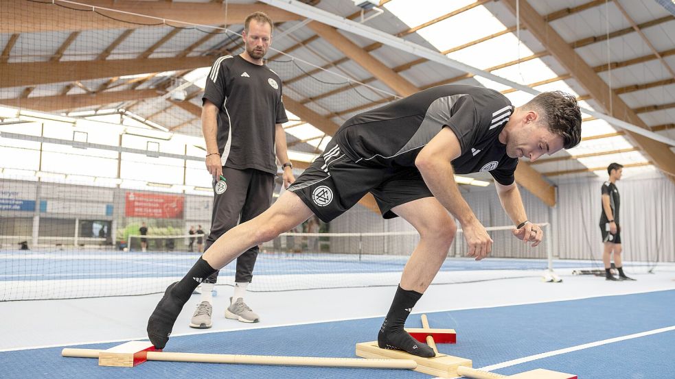 DFB-Eliteschiedsrichter Florian Badstübner. Mit 23 Kollegen schuftet er in Ankum für die neue Bundesliga-Saison. Foto: Tobias Saalschmidt