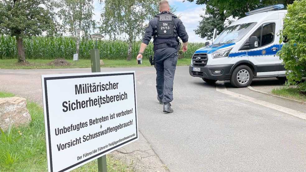 Der Umkreis der Absturzstelle wird zum militärischen Sicherheitsbereich und zur Flugverbotszone erklärt. Foto: Birgit Zimmermann/dpa-Zentralbild/dpa