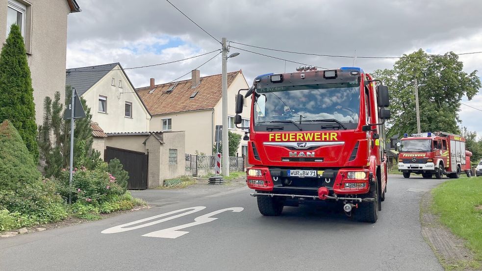 Die Feuerwehr ist schnell mit vielen Kräften vor Ort. Foto: Birgit Zimmermann/dpa-Zentralbild/dpa