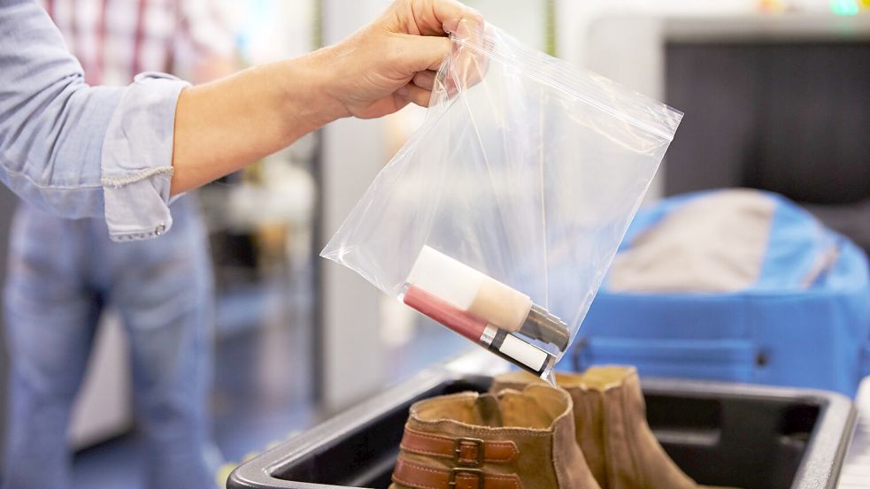 Für Flüssigkeiten im Handgepäck gelten bei Flugreisen bislang strenge Regeln. Foto: IMAGO/Shotshop
