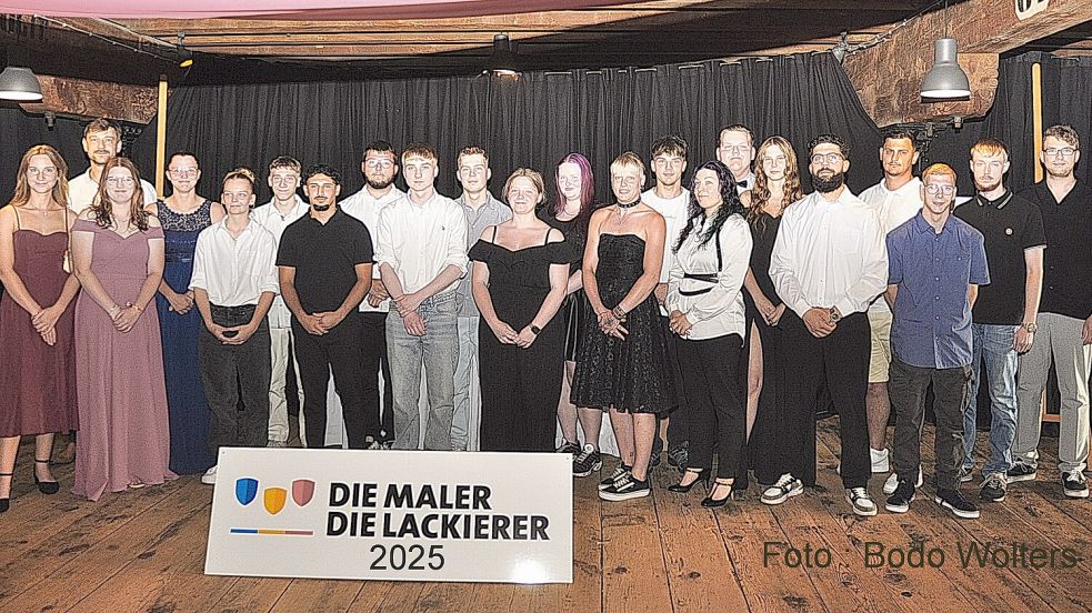 Sie haben ihre Ausbildung erfolgreich abgeschlossen: 20 Maler und Lackierer wurden im Zollhaus in Leer freigesprochen. Foto: Wolters