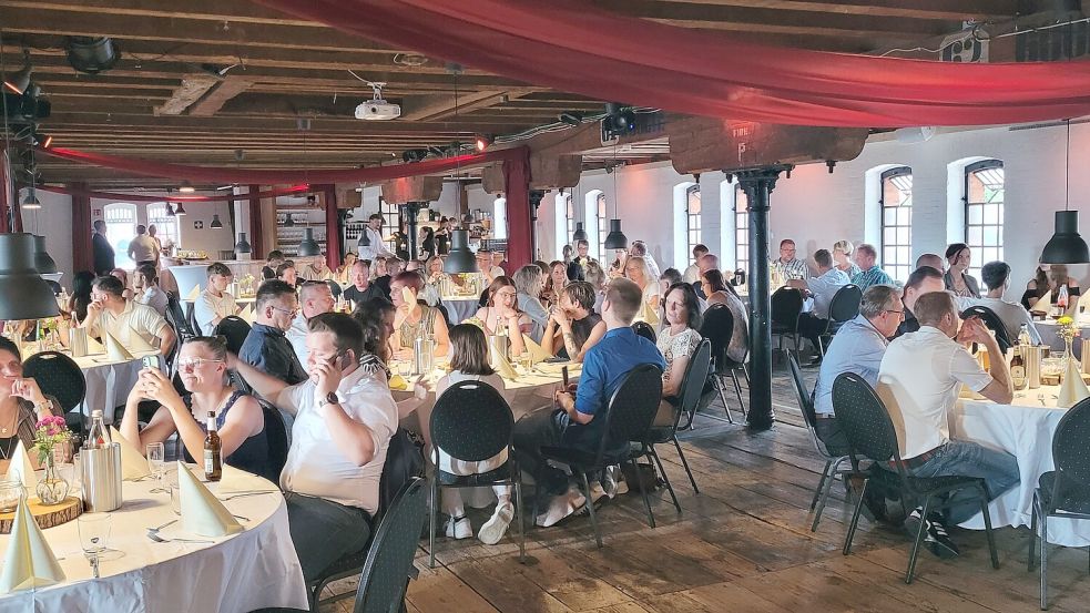 Die Gesellen feierten gemeinsam mit Angehörigen, Ausbildern, Lehrern und Gästen im Zollhaus in Leer. Foto: Wolters
