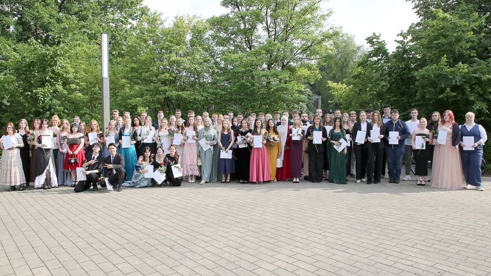 Schick angezogen und mit strahlenden Gesichtern nahmen die Fachoberschüler der BBS 2 Leer ihre Abschlusszeugnisse entgegen und stellte sich zu einem Erinnerungsfoto auf. Foto: privat