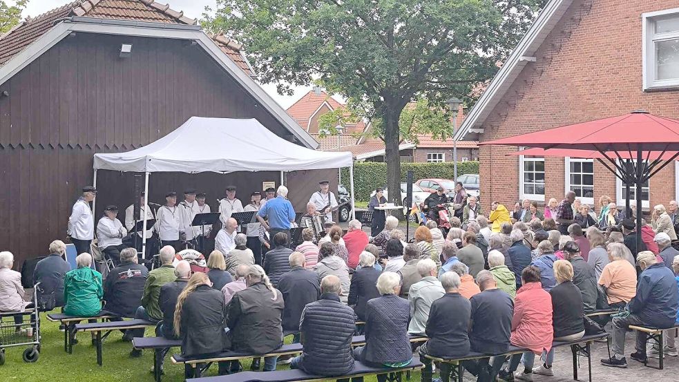 Zur Freude der Veranstalter fanden sich rund 100 Gäste schon deutlich vor Konzertbeginn ein. Foto: Daniel Grüneke
