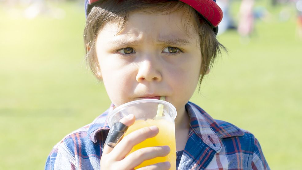 An heißen Sommertagen ein Hochgenuss für Kinder: die süßen, knallbunten Sirups auf zerstoßenem Eis. Nur ein Drittel der gemessenen Proben Slush-Eis enthielt kein Glycerin. Foto: Imago/Depositphotos