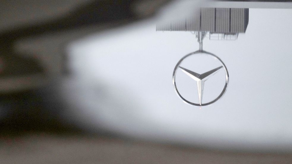 Wie andere Autobauer hat Mercedes im ersten Halbjahr einen heftigen Gewinneinbruch erlitten. (Archivbild) Foto: Marijan Murat/dpa