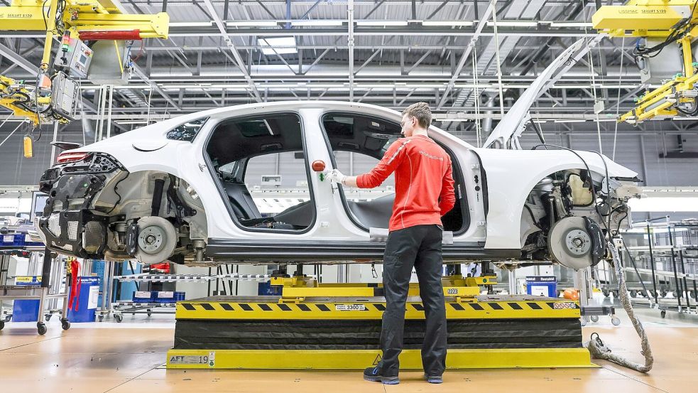 Porsche will in den kommenden Jahren rund 1.900 Stellen streichen - und verhandelt bereits über das nächste Sparprogramm. (Archivbild) Foto: Jan Woitas/dpa