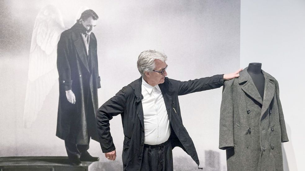 Der Mantel von Bruno Ganz aus „Der Himmel über Berlin“ ist ein Höhepunkt der Ausstellung. Foto: Oliver Berg/dpa
