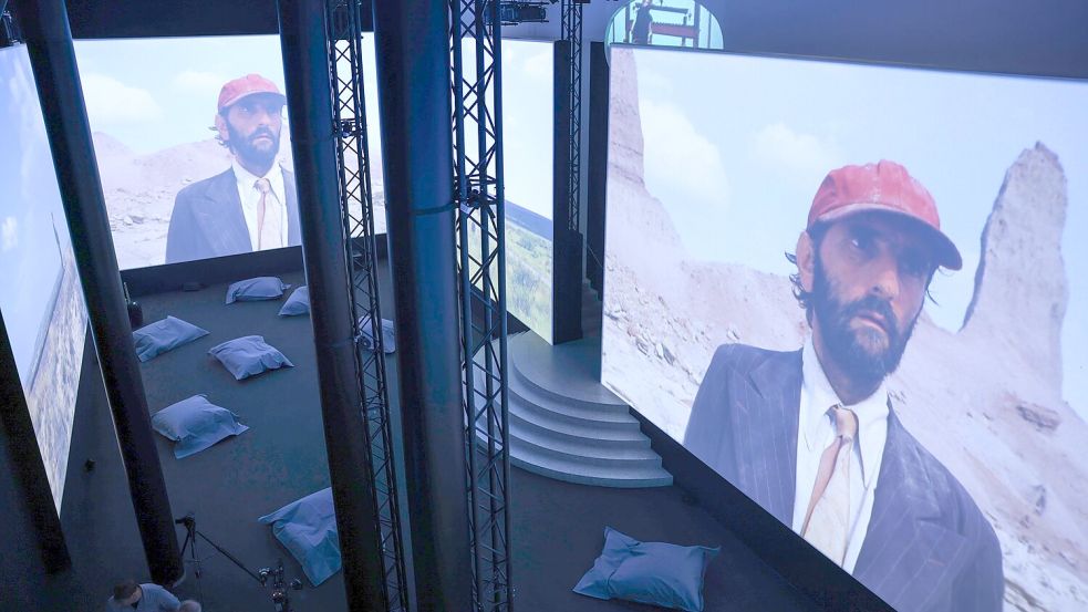 Durch etwa acht Meter hohe Wände mit Filmszenen können Besucher in die Welt des Regisseurs eintauchen. Foto: Oliver Berg/dpa