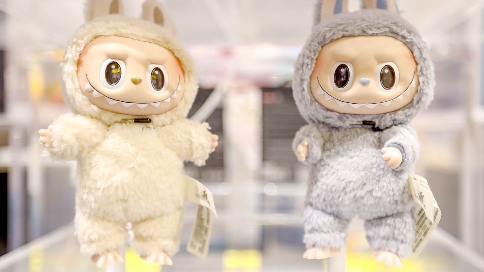 Labubus heißen die gruselig-süßen Plüschmonster, um die weltweit ein Hype entbrannt ist. Foto: IMAGO/VCG
