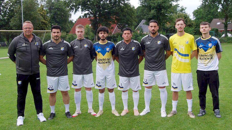 Steenfeldes Trainer Wolfgang Behrends (links) freut sich über die Neuzugänge (ab Zweiter von links) Hani Hassan, Jannik Schoon, Maher Alnabi, Macoll Smith Canizalez, Burak Odabasi, Artem Tyshko und Oleksandr Bazyl. Es fehlt Philip George. Foto: Reemts