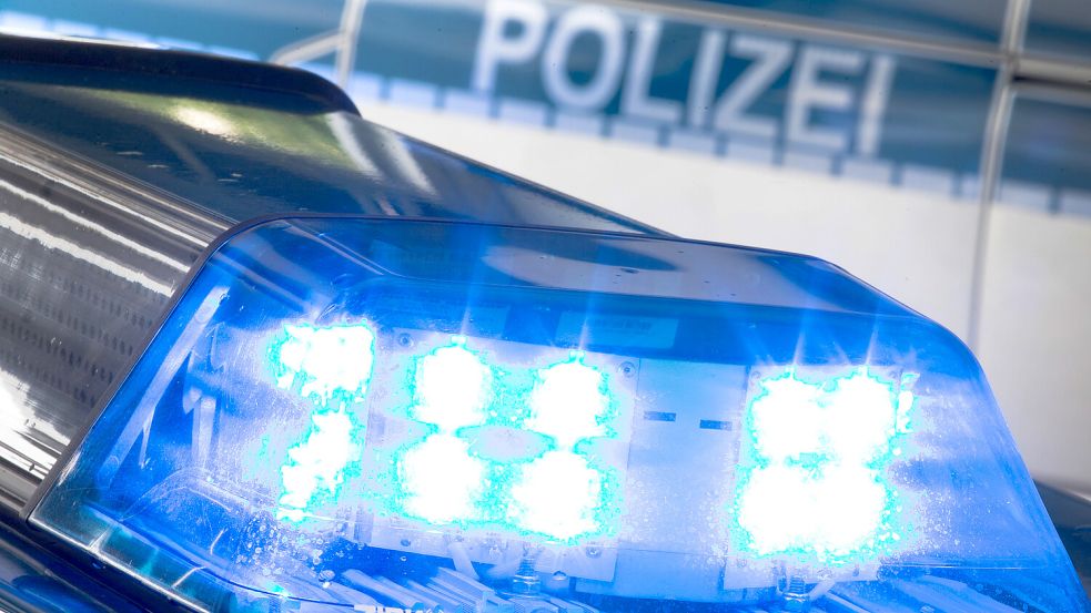 Am Donnerstag gegen 0.35 Uhr rückte die Polizei nach Ostrhauderfehn aus. Foto: Friso Gentsch/dpa