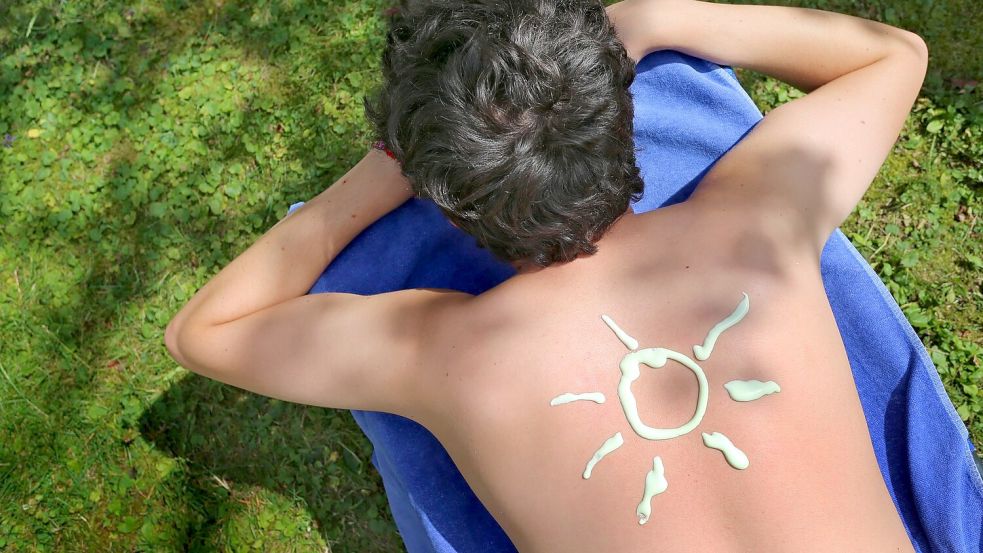 Die UV-Belastung in Deutschland erreicht ihren Höhepunkt meist im Juni und Juli, wenn die Sonne am höchsten steht. (Symbolbild) Foto: Karl-Josef Hildenbrand/dpa/dpa-tmn
