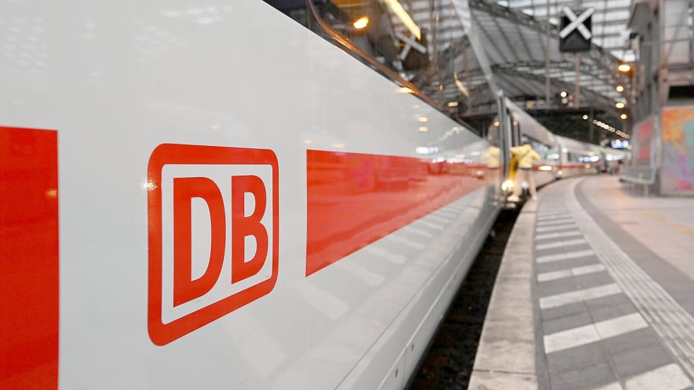 31.07.2025, Nordrhein-Westfalen, Köln: Ein ICE-Zug der Deutschen Bahn steht im Kölner Hauptbahnhof. Die Deutsche Bahn stellt heute auf einer Pressekonferenz ihre Halbjahres-Bilanz vor. Foto: Roberto Pfeil/dpa +++ dpa-Bildfunk +++ Foto: Roberto Pfeil