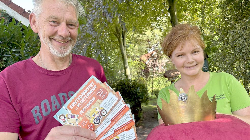 Christa Hoffschnieder mit der Krone der Erntekönigin. Sie und Joachim Karels stellten jetzt das Programm des Erntedankfestes in Klostermoor vor. Foto: Marion Janßen