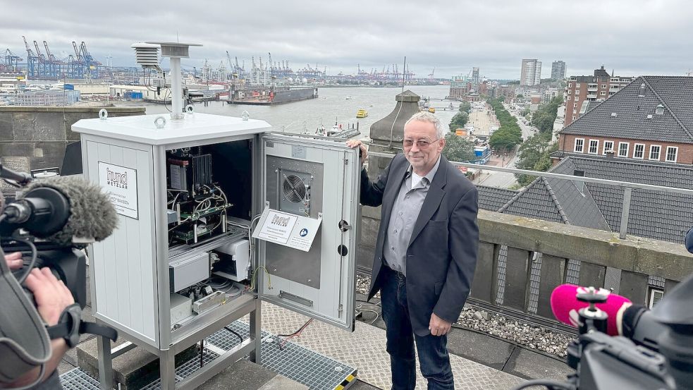 Einer der ersten Pollenmonitore steht in Hamburg, wo ihn Stefan Gilge vom DWD-Zentrum für Medizin-Meteorologische Forschung vorstellte. Foto: Christiane Bosch/dpa