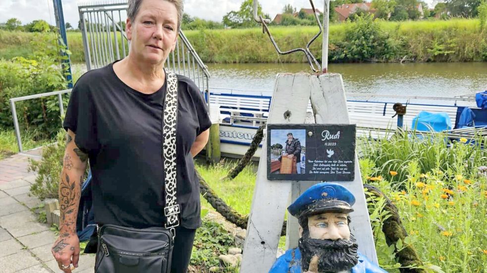 In Greetsiel hat Natasya Kamien diese Gedenktafel für Rudi entdeckt. "Es ist schön, dass auf diese Weise einem Mann aus dem Dorf gedacht wird", findet sie. Foto: privat