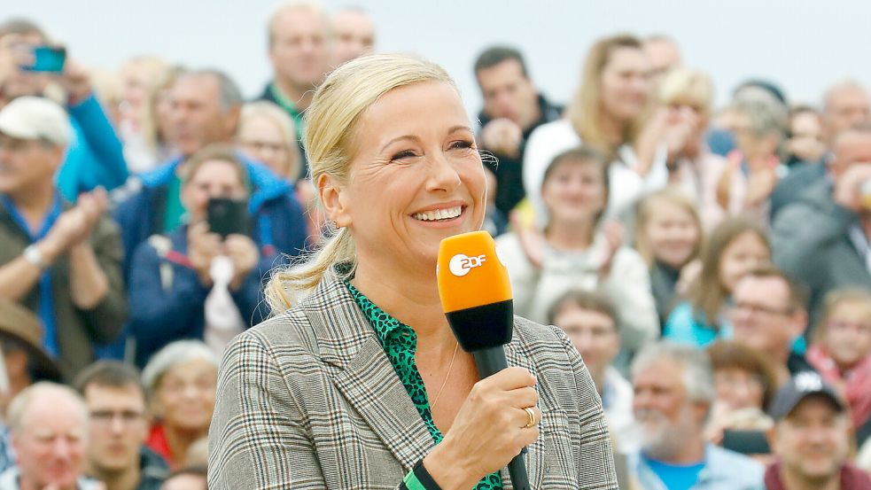 Andrea Kiewel wird am kommenden Sonntag nicht den „ZDF-Fernsehgarten“ moderieren. Foto: dpa/ZDF/Ralph Orlowski